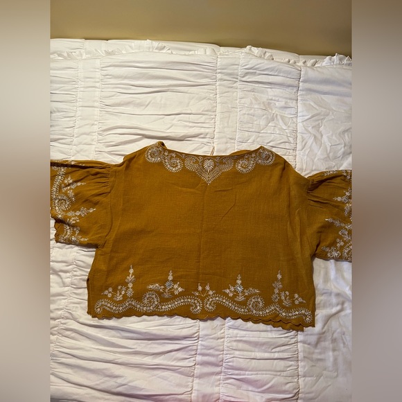 Loose fitting, slightly cropped, beautiful free people top! - Picture 4 of 5